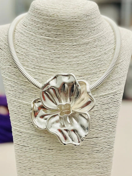 Chic Vintage Flower Choker